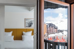 In-room safe, soundproofing, free WiFi, bed sheets