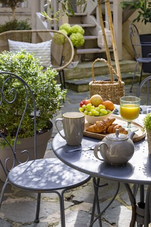 Daily buffet breakfast (EUR 16.00 per person)