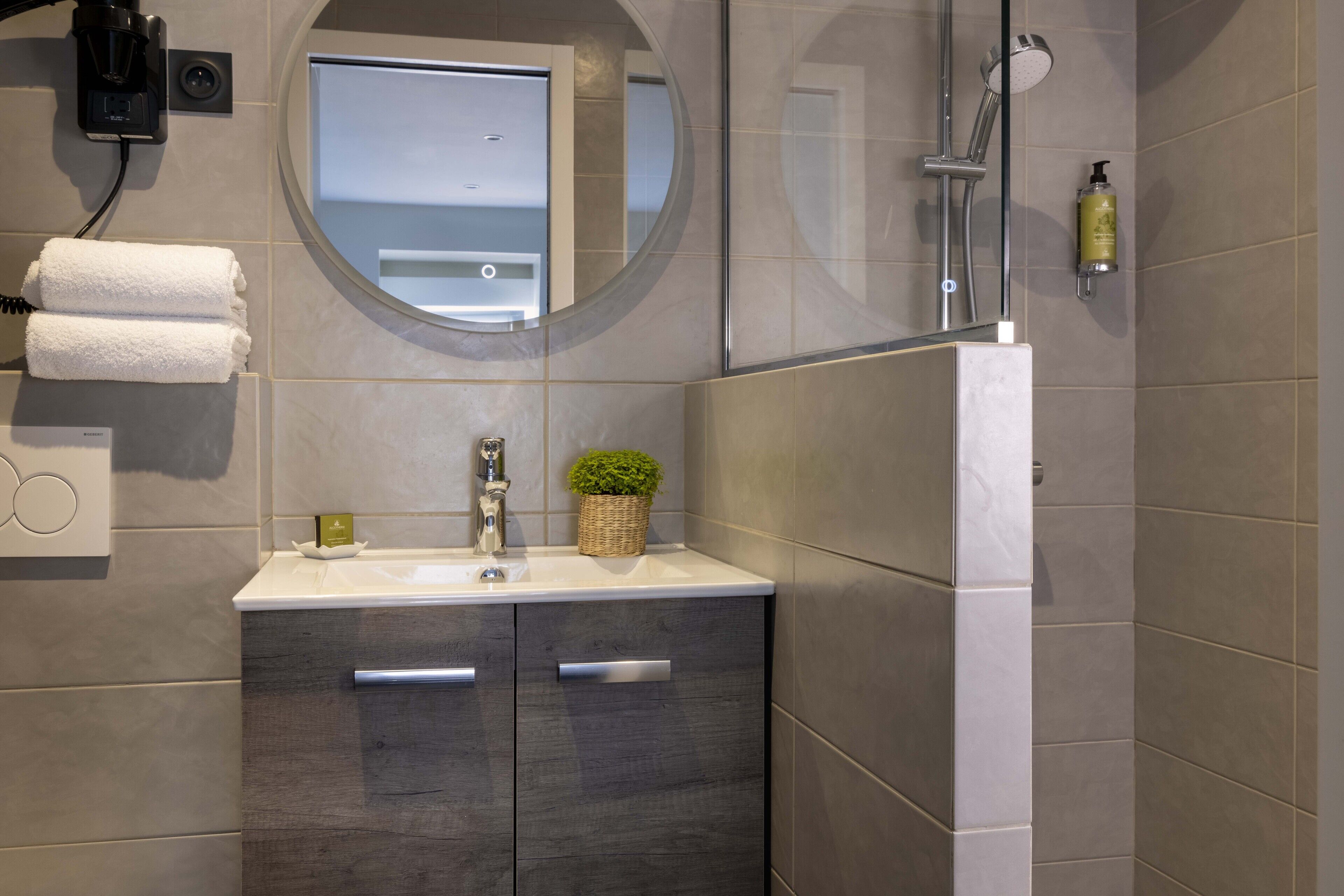 comfort double room - small house - no lift | bathroom | hair dryer, towels