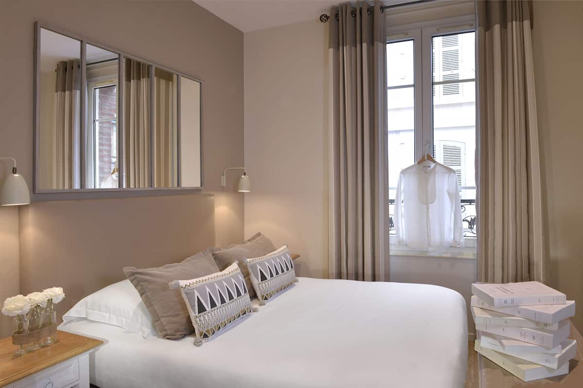 cosy double room - main house | free wifi, bed sheets