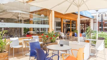 Bar junto a la piscina