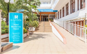 Hotellin sisäänkäynti, jossa on kyltti, jossa lukee ”Bluesea Hotel Montevista Hawaii”, ja portaikko, joka johtaa rakennukseen.
