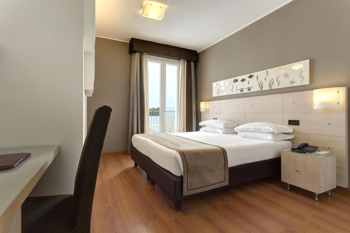 Superior Triple Room, Sea View (Frontemare Lettino da spiaggia)