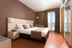 Superior Room, Sea View (Lettino da spiaggia incluso) | Living area | 26-inch TV with satellite channels