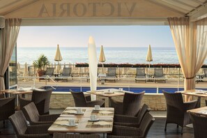 每日供应自助式早餐（每人 EUR 10）