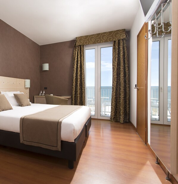 Habitación superior, vista al mar (Lettino da spiaggia incluso) | Ropa de cama hipoalergénica y edredón
