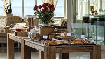 Desayuno buffet (EUR 10 por persona)