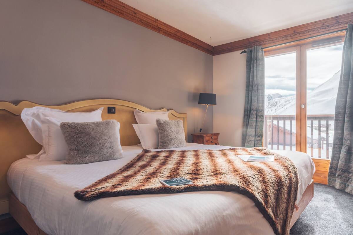 Comfort-huone | Ylelliset vuodevaatteet, tallelokero huoneessa, ÀÀnieristys