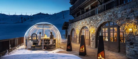 供应早餐和晚餐