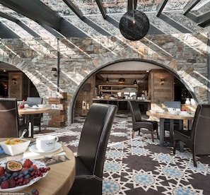 3 restaurants, breakfast, lunch, dinner served; French cuisine - Hôtel Village Montana by Les Etincelles (Tignes)