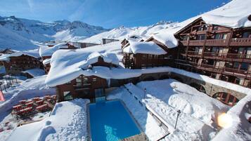 室外游泳池,10:00 至 20:00 开放,日光浴躺椅