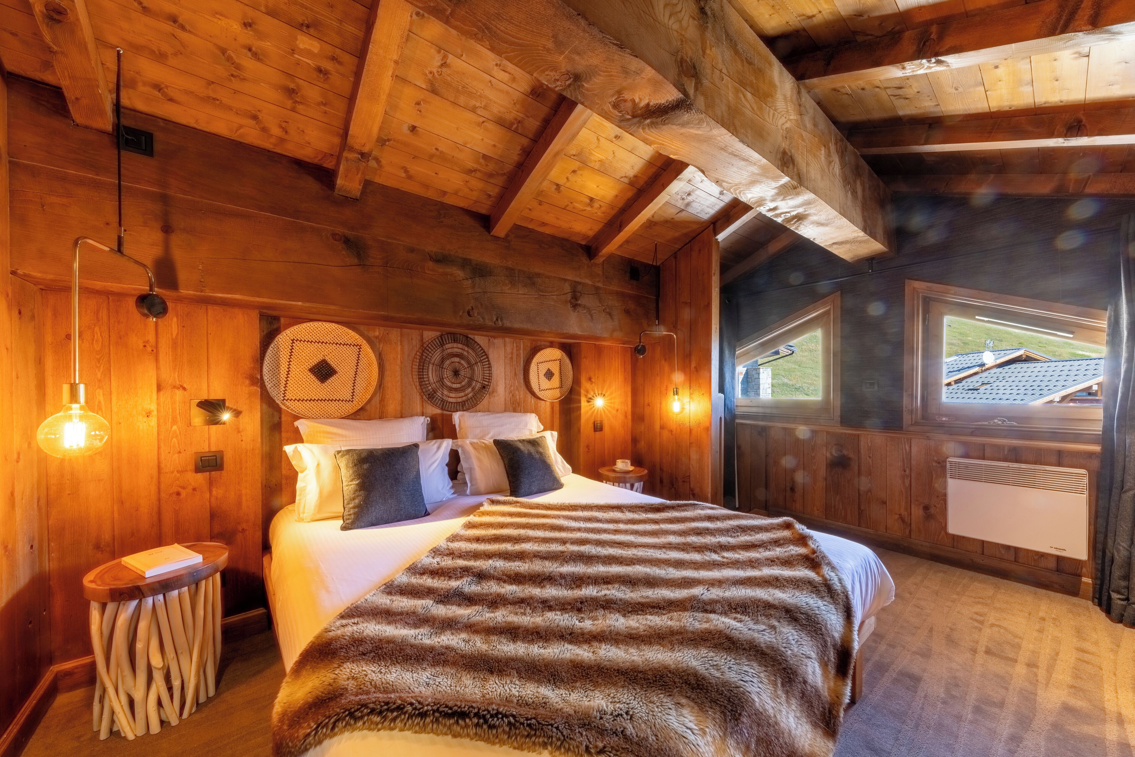 Suite – junior | Sengetøy av topp kvalitet, safe på rommet, skrivebord og lydisolert