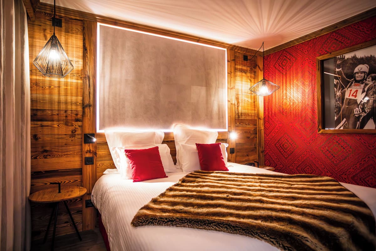 Ropa de cama de alta calidad y caja de seguridad en la habitación