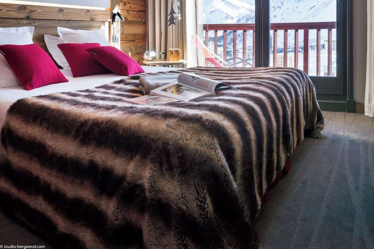 Ropa de cama de alta calidad y caja de seguridad en la habitación