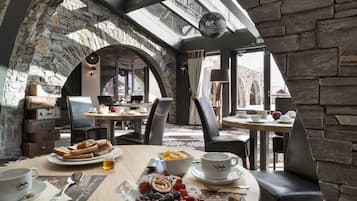 3 restaurantes, se sirven desayunos, comidas, cenas y cocina francesa