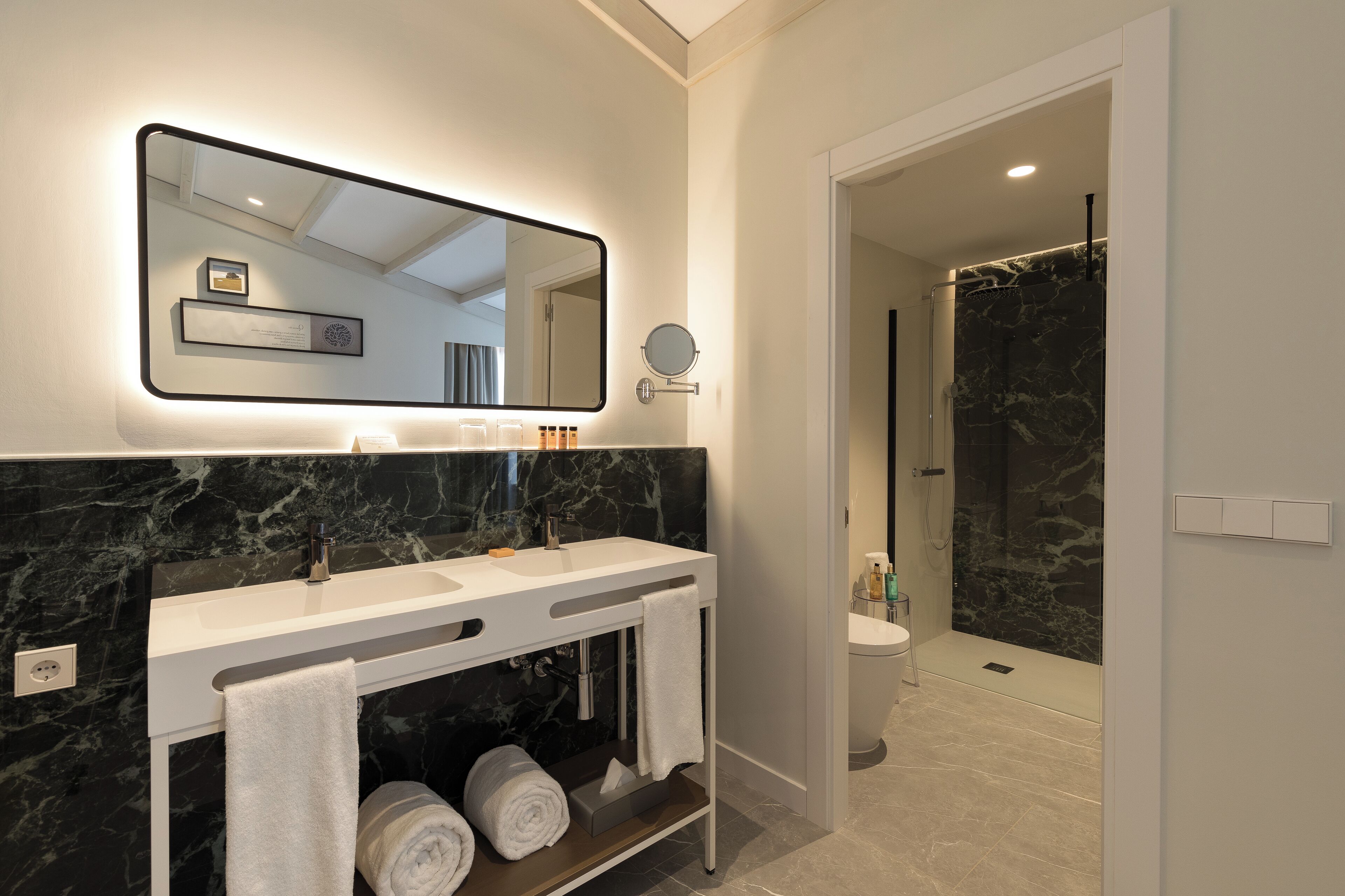 shower, rainfall showerhead, free toiletries, hair dryer