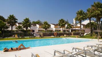 Piscine extérieure (ouverte en saison), parasols de plage