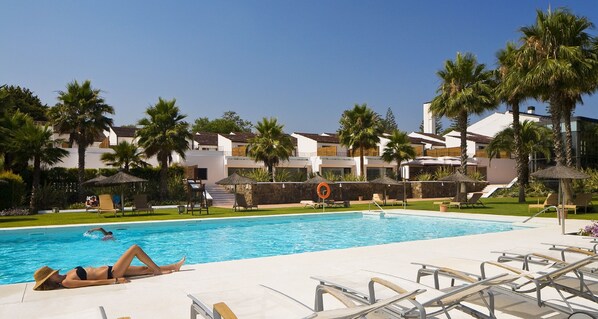 Seasonal outdoor pool, pool umbrellas, sun loungers - Hotel Encinar de Sotogrande (San Roque)