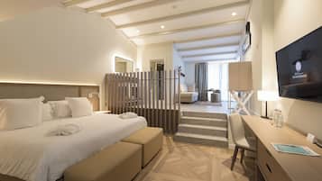 Frigobar, cofres nos quartos, escrivaninha