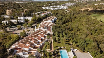 Seasonal outdoor pool, pool umbrellas, sun loungers