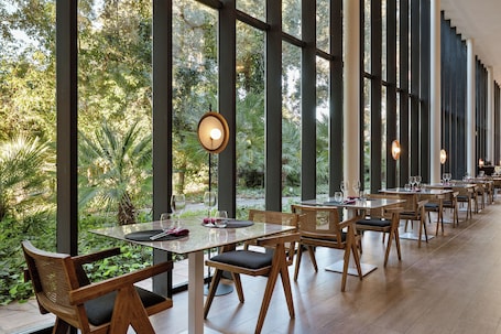 Lunch, dinner served; Mediterranean cuisine, garden views . Hotel Encinar de Sotogrande