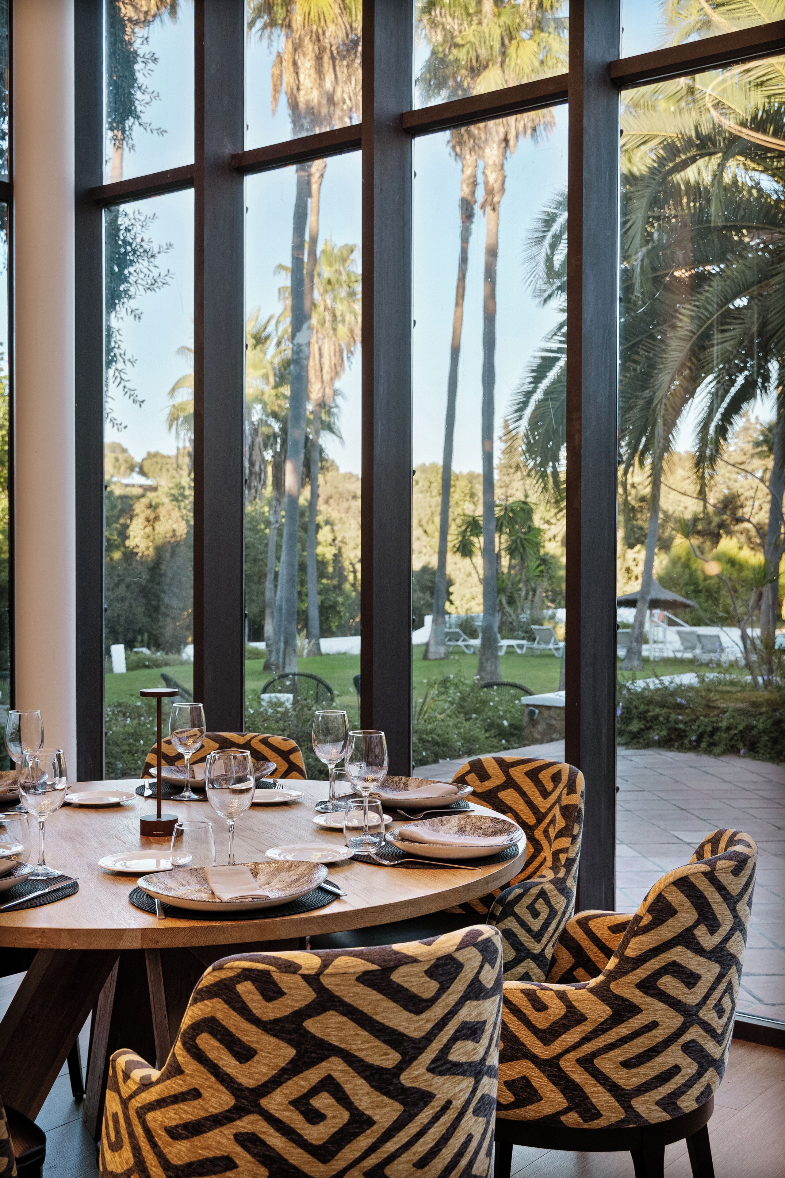 供應午餐和晚餐，地中海料理，花  園景觀