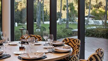 Der serveres frokost og middelhavsretter med udsigt til haven