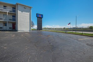 Front of property - Motel 6 Blue Springs, MO (Blue Springs)