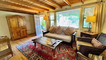 Suite, 1 chambre, cuisine | Coin séjour