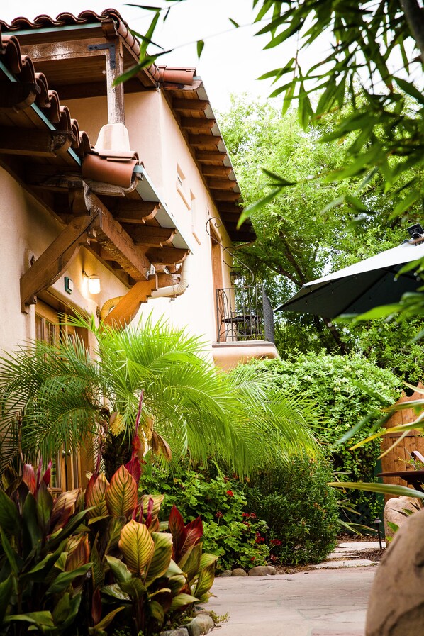 Property grounds - Blue Iguana Inn (Ojai)