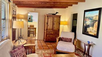 Two Bedroom Bungalow | Zona de estar | Una televisión, un reproductor de DVD