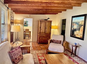 Two Bedroom Bungalow | 起居区 | 电视、DVD 播放器