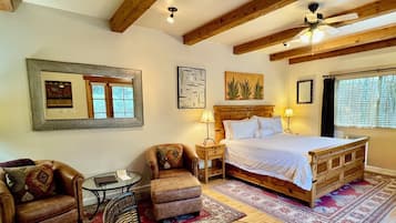 Deluxe King Room | 1 quarto, roupas de cama premium, frigobar, individualmente decorados