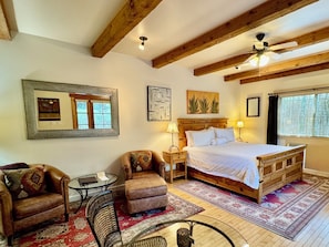 Deluxe King Room | 高档床上用品、迷你吧、特色装修、特色家居