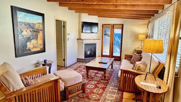 Two Bedroom Bungalow | Área de sala de estar | Televisión y reproductor de DVD