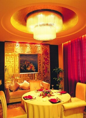 2 restaurants; breakfast, lunch, and dinner served - Yu Yang Hotel (Beijing)