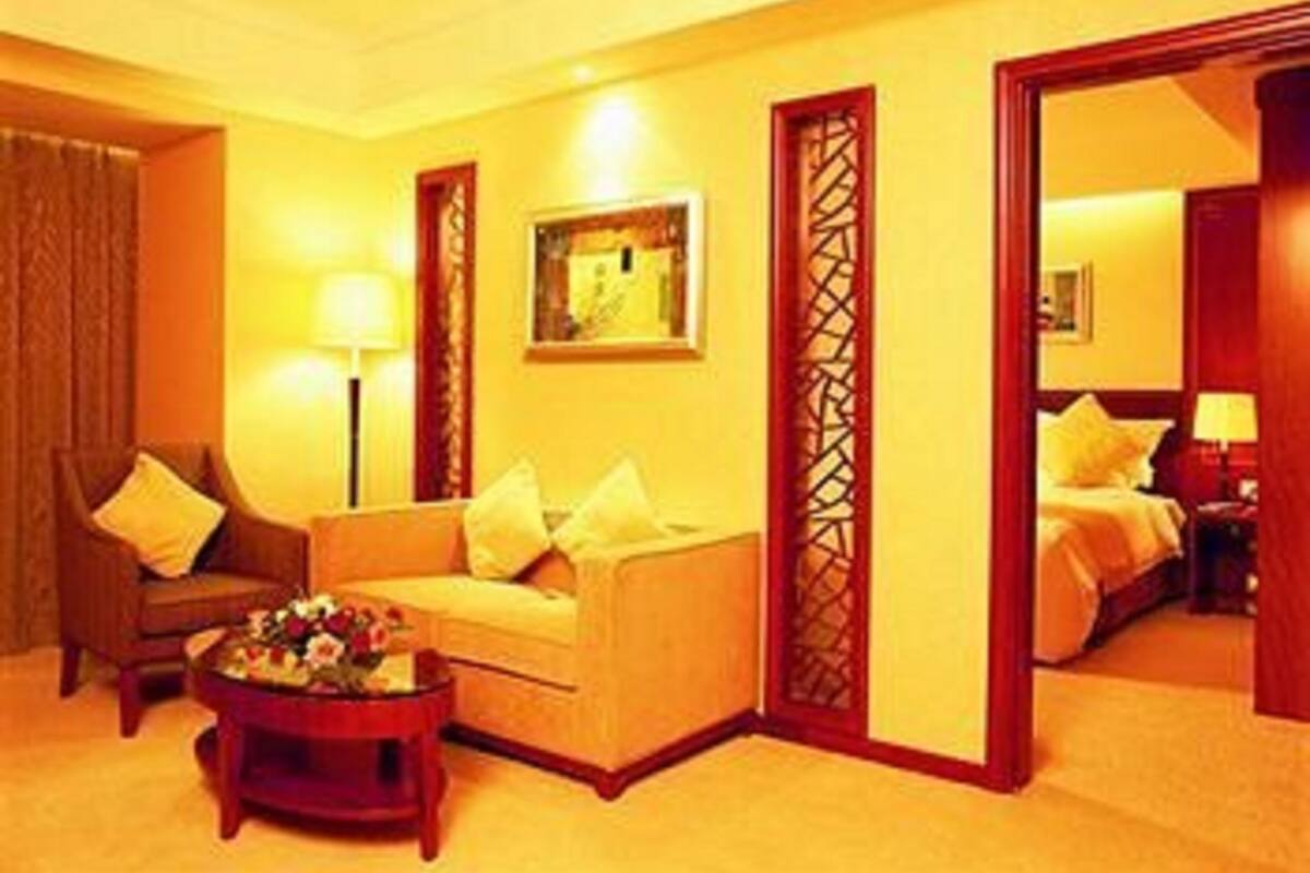 Executive Deluxe Room | Minibar, in-room safe, desk, blackout drapes