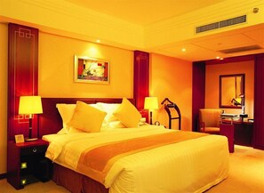 Minibar, in-room safe, desk, blackout drapes - Yu Yang Hotel (Beijing)