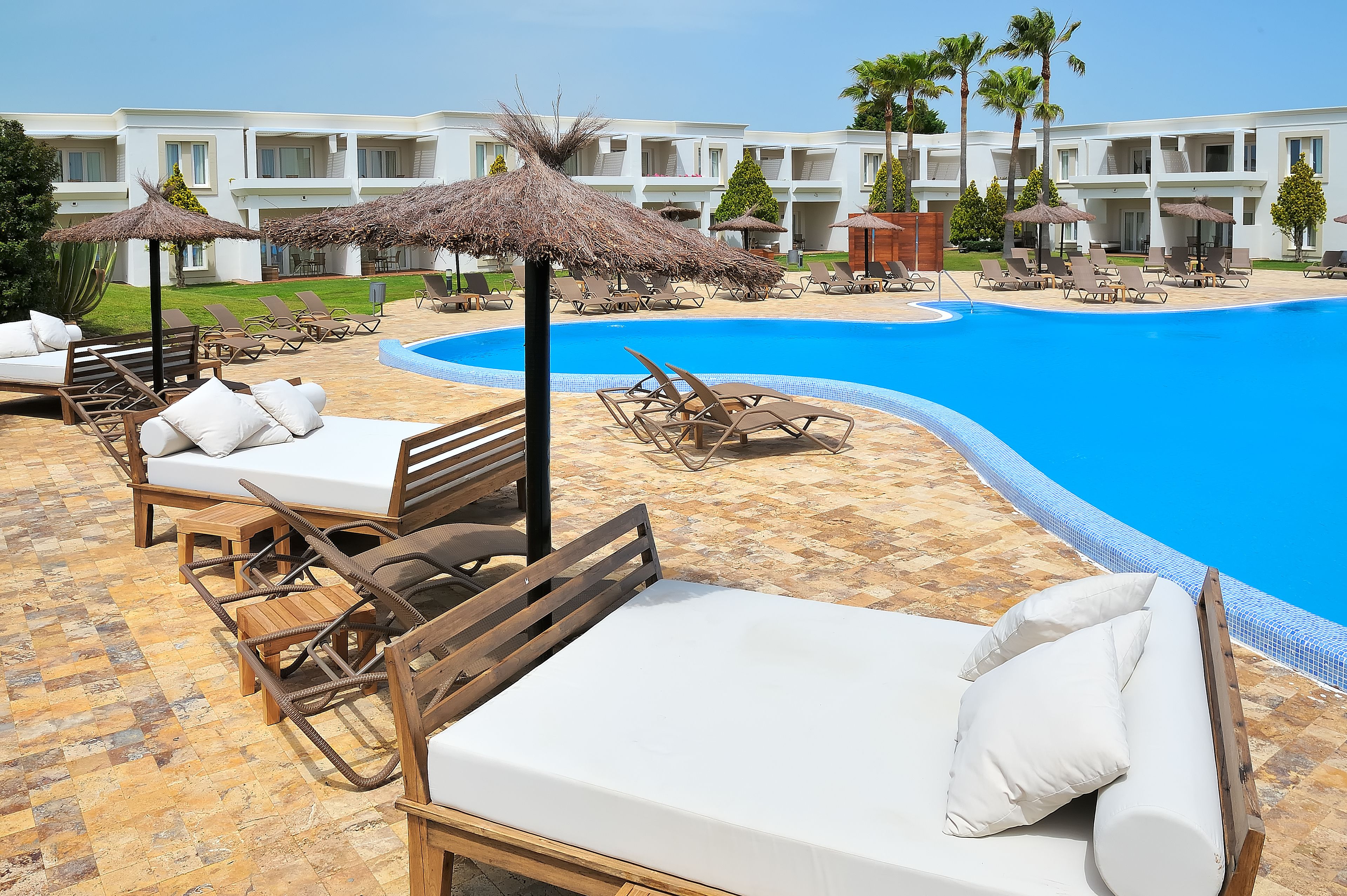 Alberca techada, alberca al aire libre y camastros