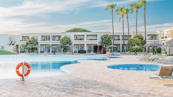 Piscine couverte, piscine extérieure, chaises longues