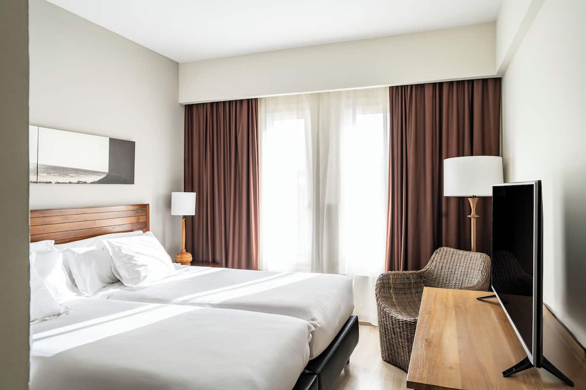 Premium bedding, down comforters, minibar, in-room safe