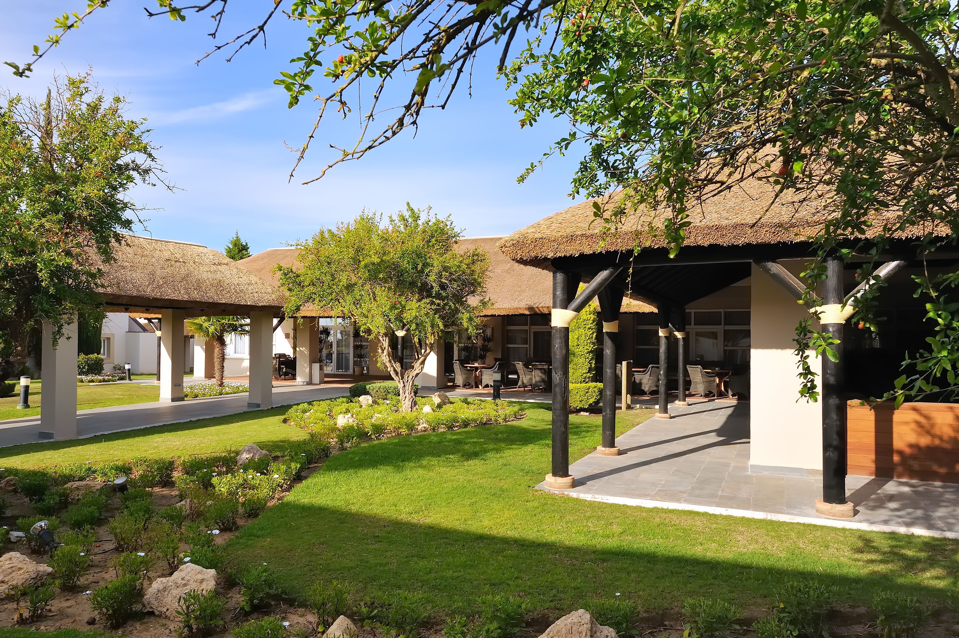 Petit déjeuner et dîner servis sur place