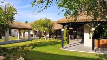 Petit déjeuner et dßner servis sur place