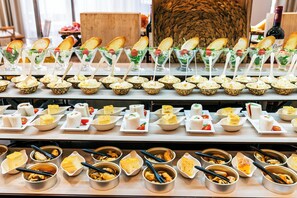 Daily buffet breakfast (EUR 15 per person) - Hotel Vincci Resort Costa Golf (Chiclana de la Frontera)