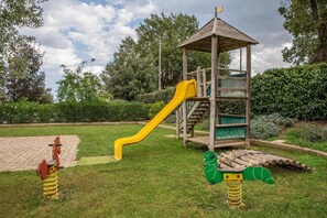 Área de juegos infantiles al aire libre