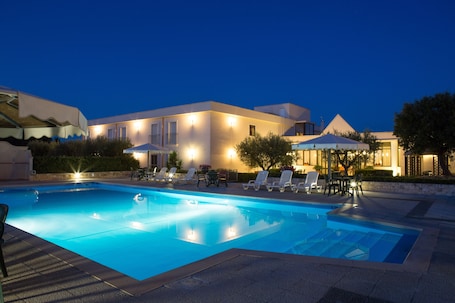 Una piscina al aire libre de temporada