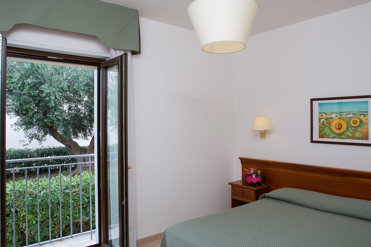 Een kluis op de kamer, een bureau, babybedden, extra bedden