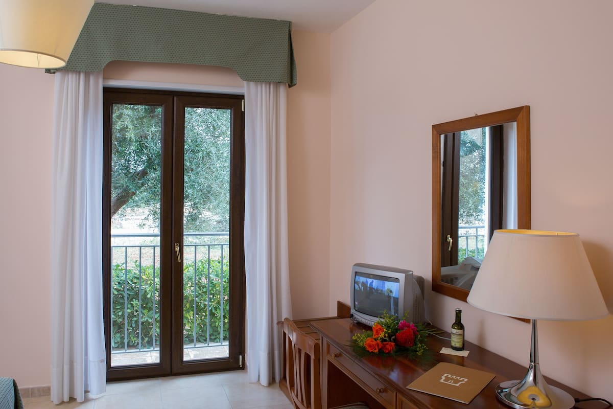 in-room safe, desk, cots/infant beds, rollaway beds