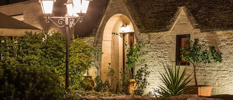 Fassade der Unterkunft – Abend/Nacht