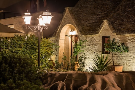 住宿正面 - 傍晚/夜晚. 拉玛朋杜拉酒店